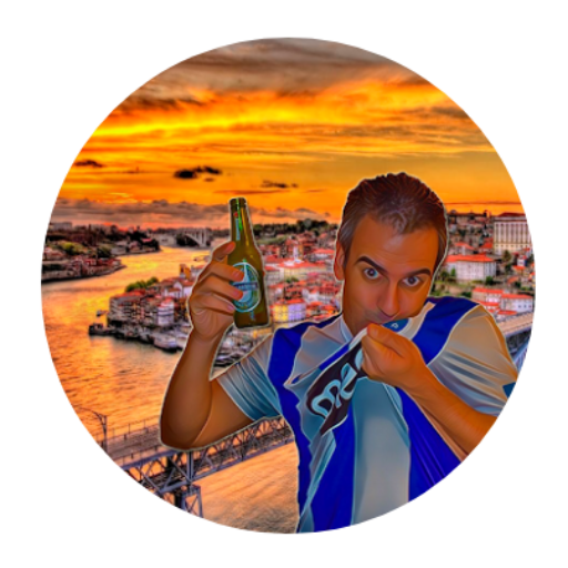 Adepto do FC Porto beija o emblema da camisola com o rio Douro e a Ponte Luís I ao pôr do sol