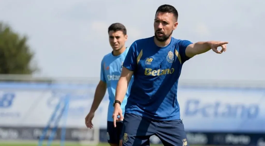 Treinador do FC Porto orienta a equipa durante treino no Olival.