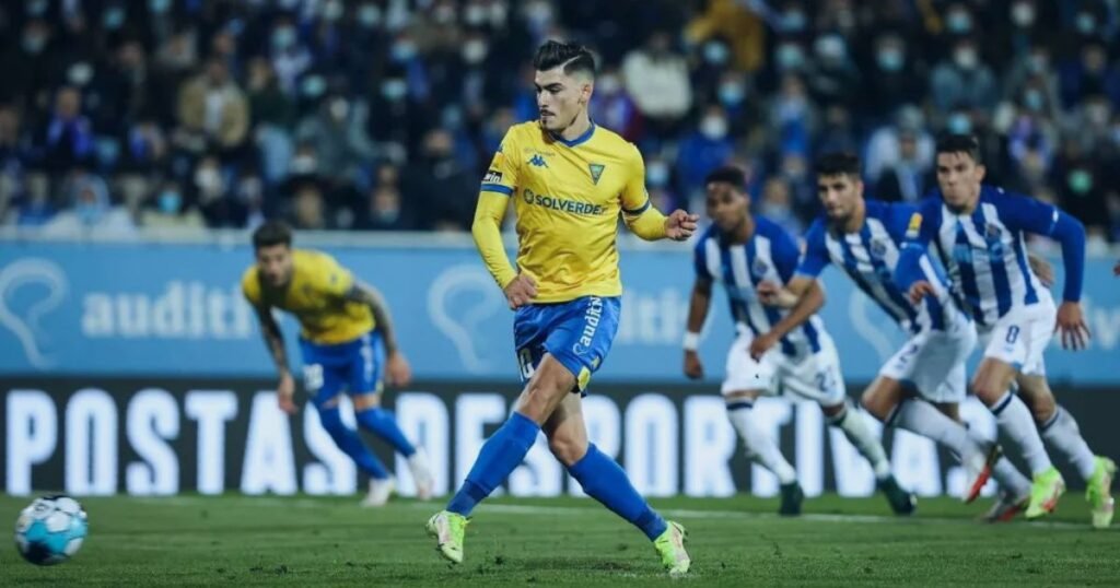 André Franco, ainda ao serviço do Estoril Praia, a bater uma grande penalidade contra o FC Porto, com jogadores portistas em segundo plano.