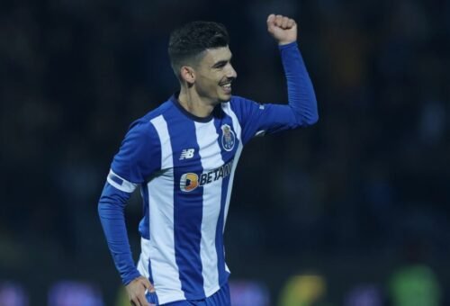 André Franco celebra com a camisola do FC Porto, acompanhado da frase “Quem sonha com MLS nunca poderia ser do Porto