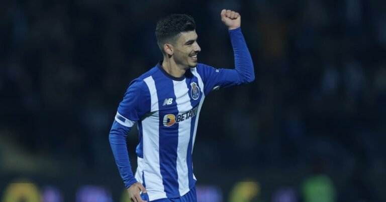 André Franco celebra com a camisola do FC Porto, acompanhado da frase “Quem sonha com MLS nunca poderia ser do Porto