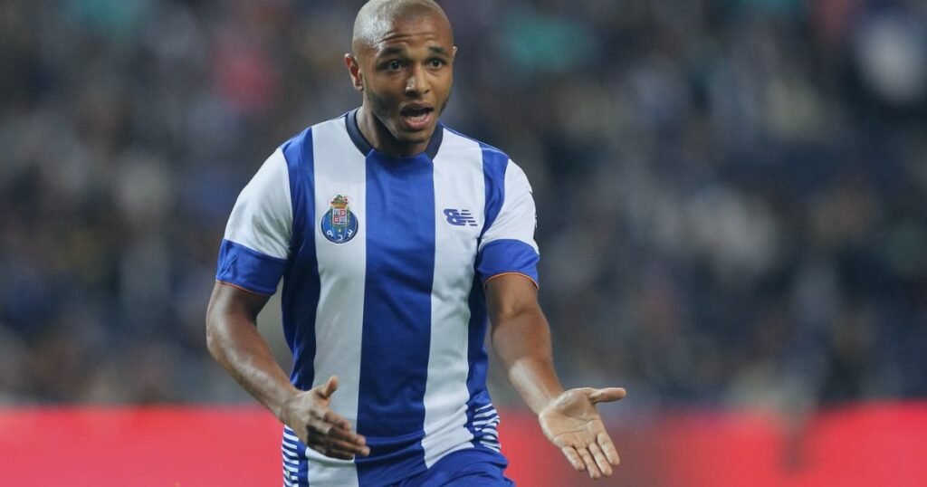 Brahimi em campo com a camisola do FC Porto e título “Brahimi largou uma bomba: o FC Porto foi roubado por dentro”