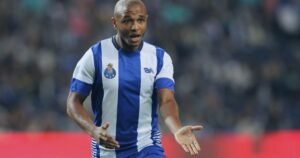 Brahimi em campo com a camisola do FC Porto e título “Brahimi largou uma bomba: o FC Porto foi roubado por dentro”