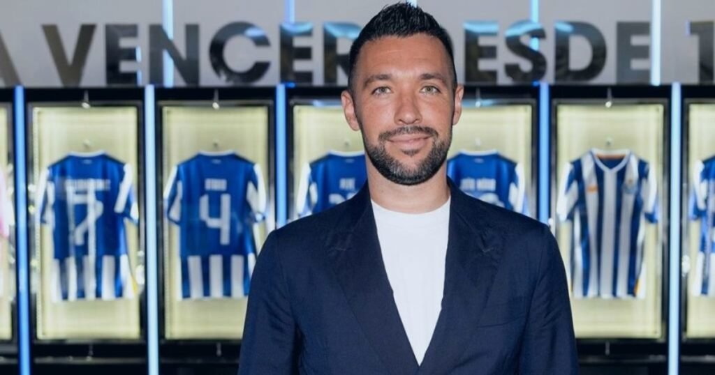 Francesco Farioli no Museu do FC Porto em frente a camisolas históricas