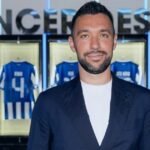 Francesco Farioli no Museu do FC Porto em frente a camisolas históricas