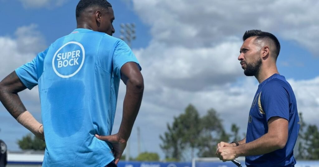 Francesco Farioli orienta de perto um jogador durante treino do FC Porto