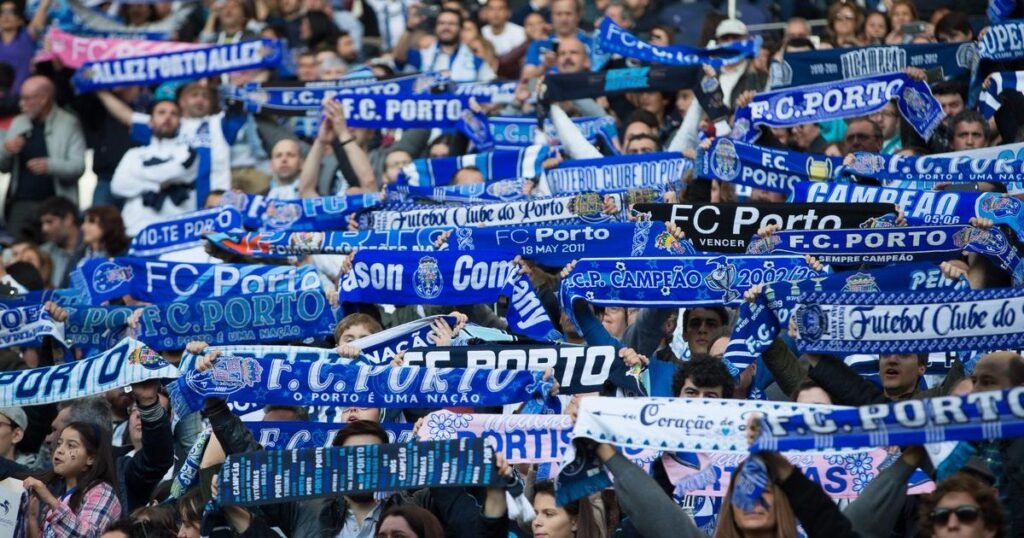 Adeptos do FC Porto no Estádio do Dragão simbolizam a confiança e as vitórias futuras