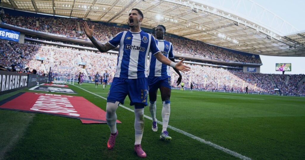Borga Sainz festeja golo pelo FC Porto contra o Casa Pia no Estádio do Dragão