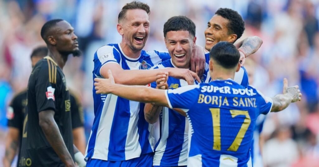 Jogadores do FC Porto celebram golo frente ao Casa Pia na 3ª jornada da Liga Portugal 2025/2026