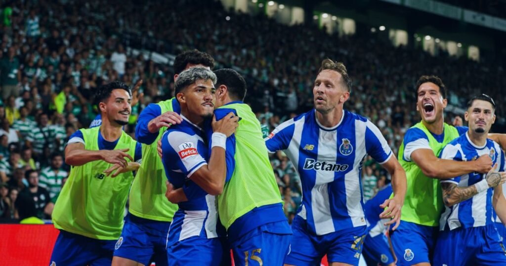 Jogadores do FC Porto celebram golo frente ao Sporting em Alvalade