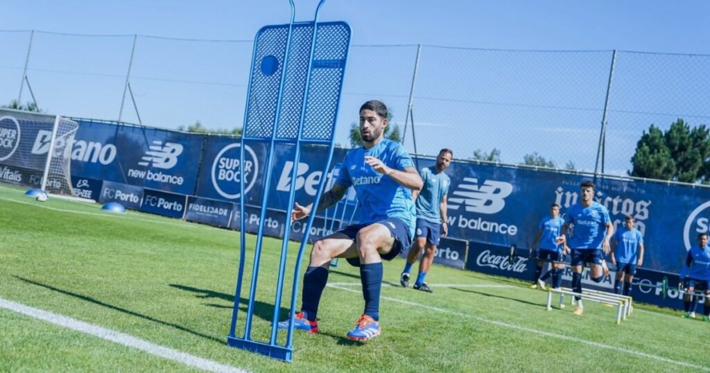 Jogador do FC Porto realiza exercício com barreira durante treino no Olival.