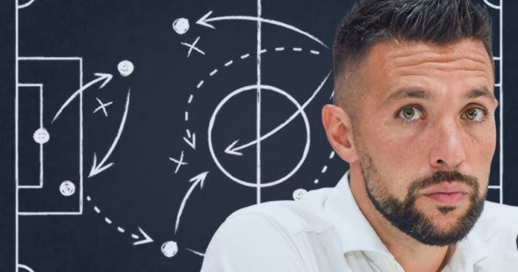 Francesco Farioli diante de um quadro tático com setas e esquemas de futebol
