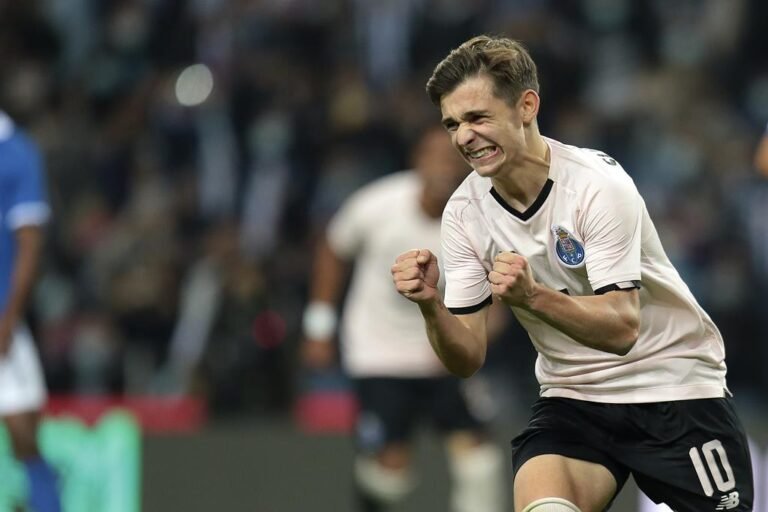 Francisco Conceição celebra golo pelo FC Porto, punhos cerrados.