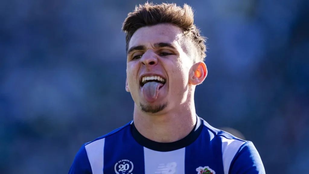 Francisco Conceição provoca adversários com gesto irreverente durante jogo do FC Porto.