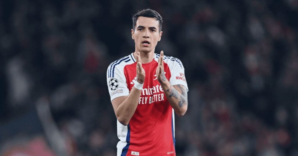 Jakub Kiwior aplaude adeptos durante jogo do Arsenal na Liga dos Campeões