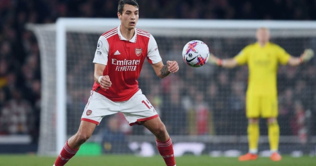 Jakub Kiwior controla a bola durante jogo do Arsenal na Premier League