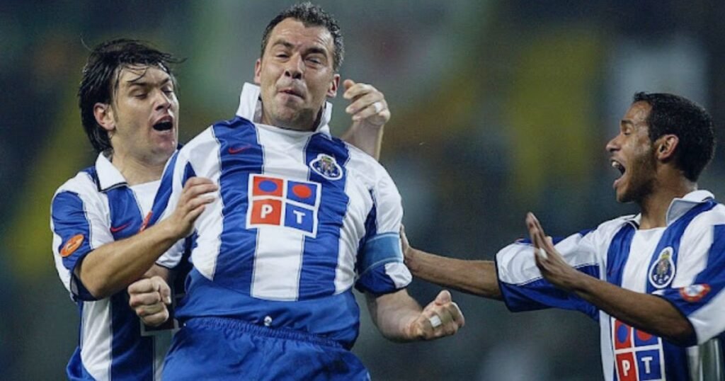 Jorge Costa FC Porto a festejar em campo com companheiros de equipa.