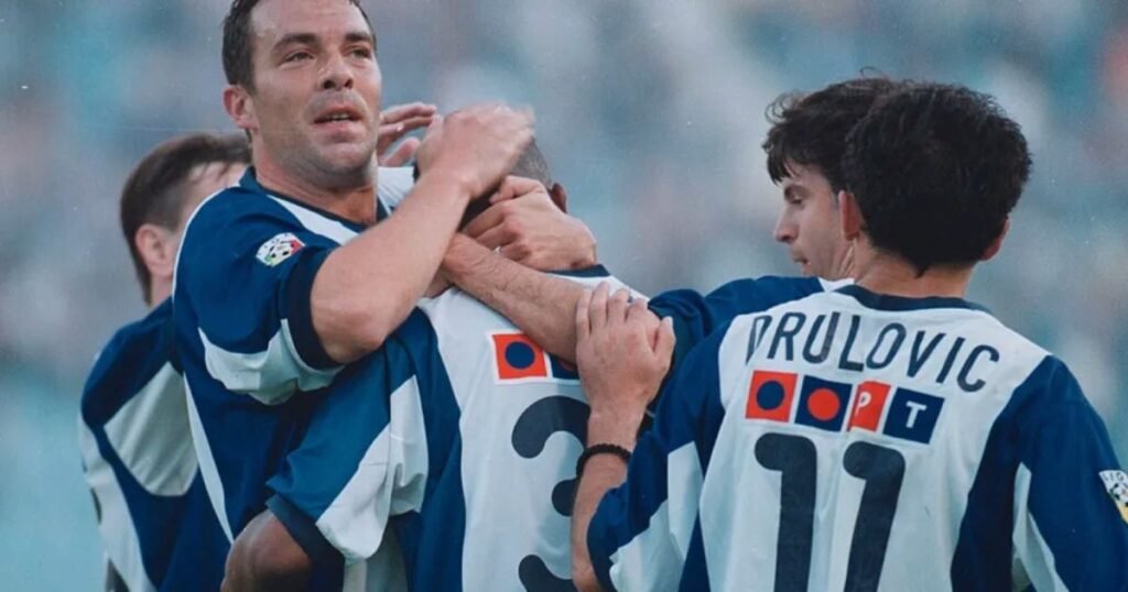 Jorge Costa FC Porto a celebrar em campo com Drulović e colegas de equipa.