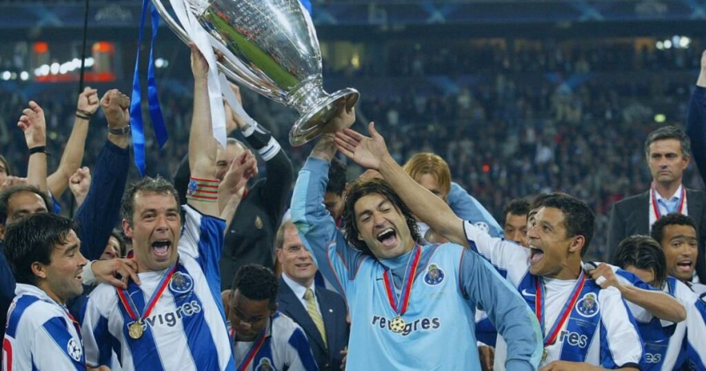 Jorge Costa FC Porto a levantar a Taça da Liga dos Campeões em 2004.