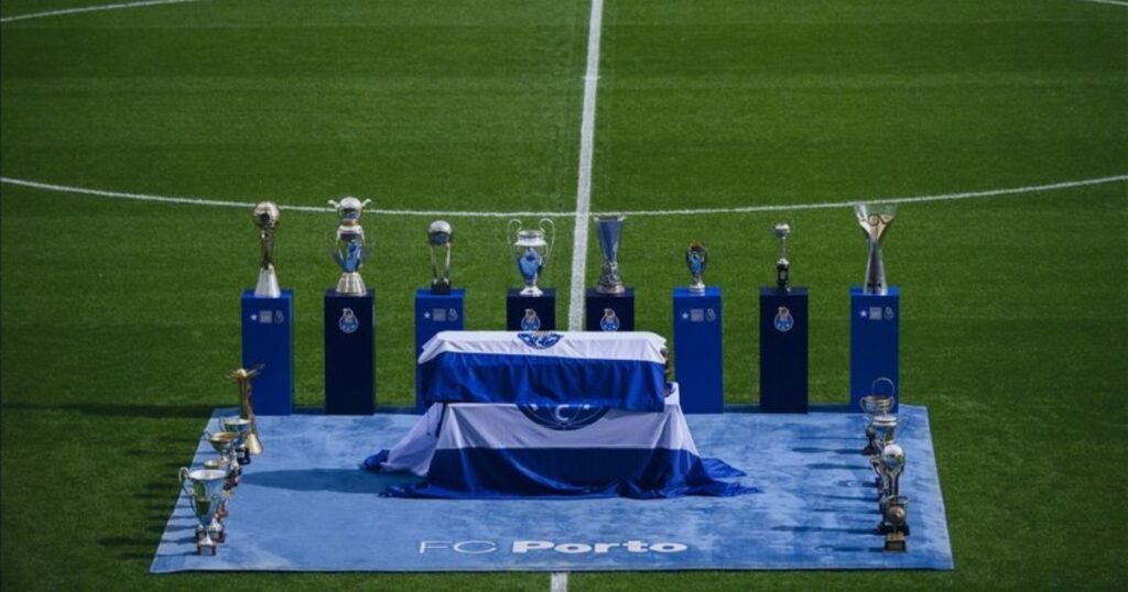 Homenagem a Jorge Costa no Estádio do Dragão, rodeado pelos troféus do FC Porto.