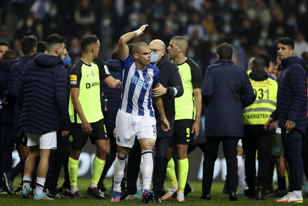 Pepe em confronto com árbitros no Estádio do Dragão durante o FC Porto – Sporting