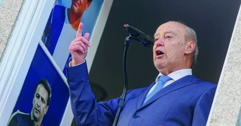 Pinto da Costa em discurso ao microfone numa varanda do FC Porto
