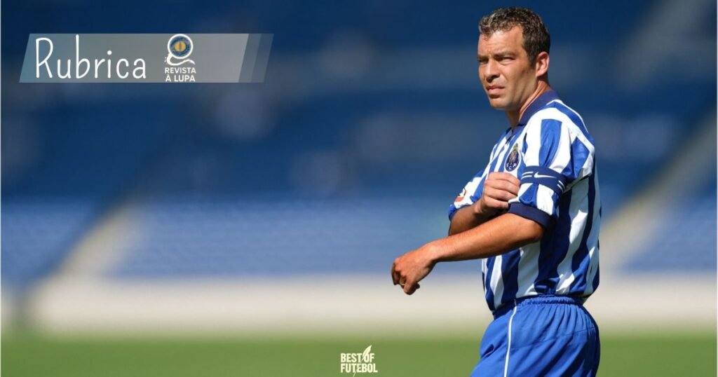 Jorge Costa, capitão do FC Porto com a camisola 2, na capa da rubrica Revista à Lupa #1 – Edição 464 (Julho 2025)