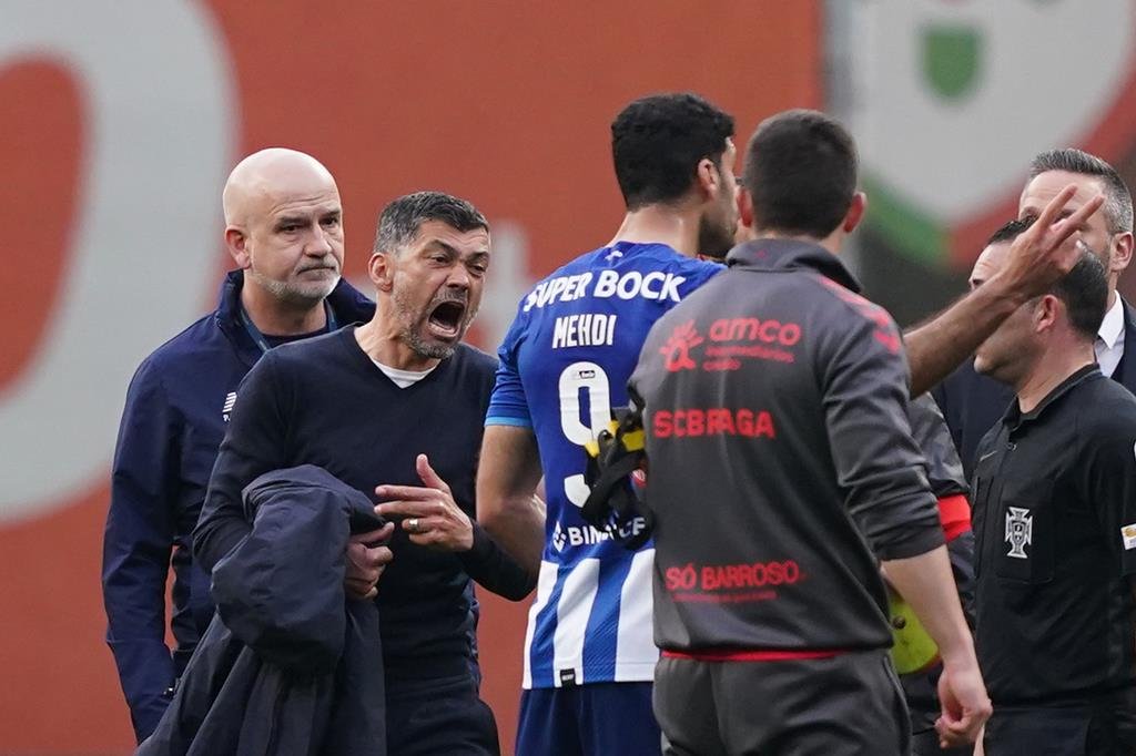 Sérgio Conceição protesta com árbitro em jogo do FC Porto contra o SC Braga