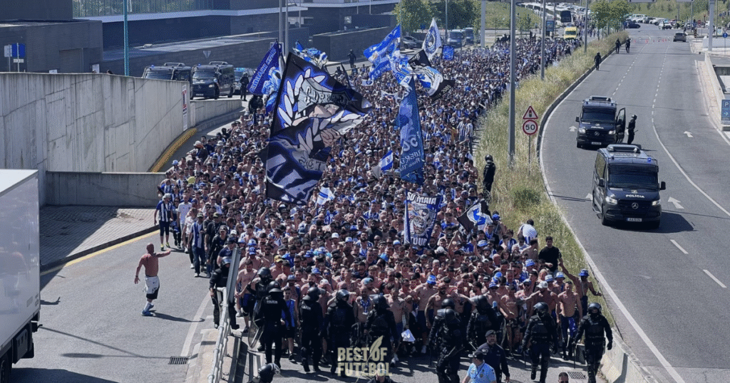 Adeptos do FC Porto Super Dragões chegam ao Estádio da Luz em Lisboa