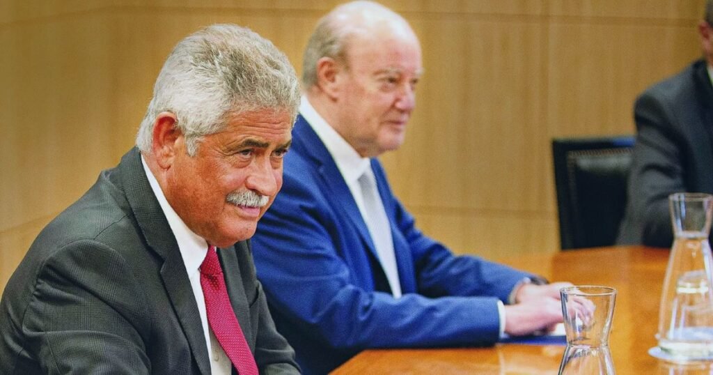 Reunião formal entre dirigentes do futebol português; imagem ilustrativa do artigo "Pinto da Costa e Luís Filipe Vieira: O Teatro da Rivalidade