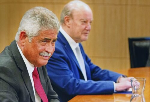 Reunião formal entre dirigentes do futebol português; imagem ilustrativa do artigo "Pinto da Costa e Luís Filipe Vieira: O Teatro da Rivalidade