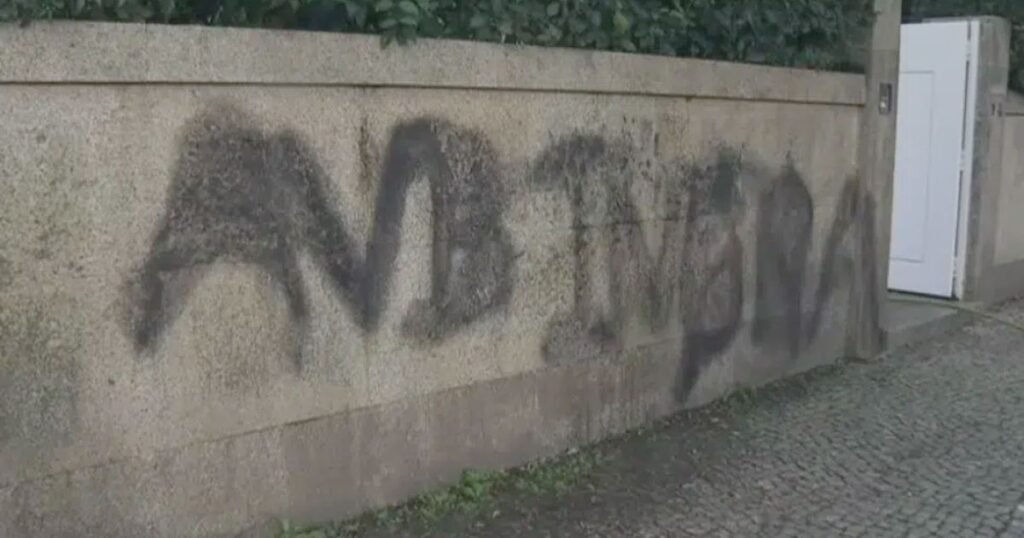 Vandalismo na casa de André Villas-Boas com pichações no muro relacionadas ao FC Porto