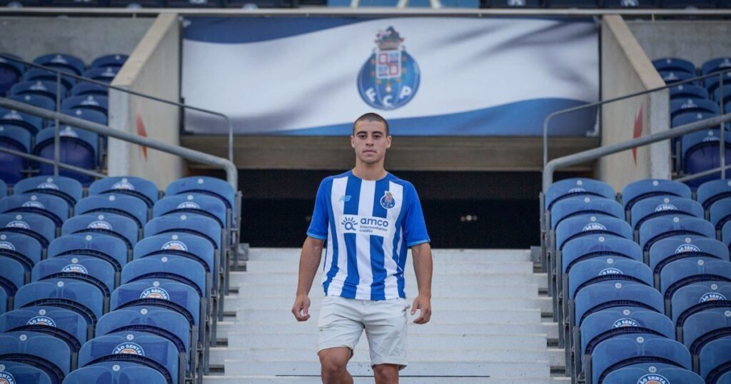 Vasco Sousa, médio do FC Porto, no Estádio do Dragão após renovar contrato até 2030 e antes do empréstimo ao Moreirense.